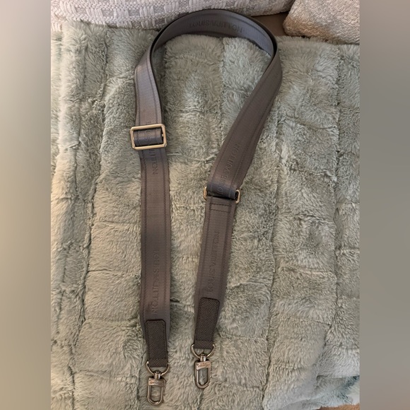 LOUIS VUITTON Neo Kendall Taiga Leather Travel Bag with LV keychain - Picture 15 of 15